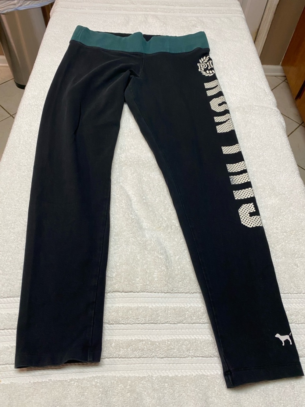 PINK Victoria's Secret Yoga Black Leggings with Teal Waist H12